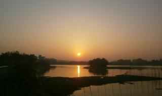 日出东方月落西厢什么意思 日出东方却落于西